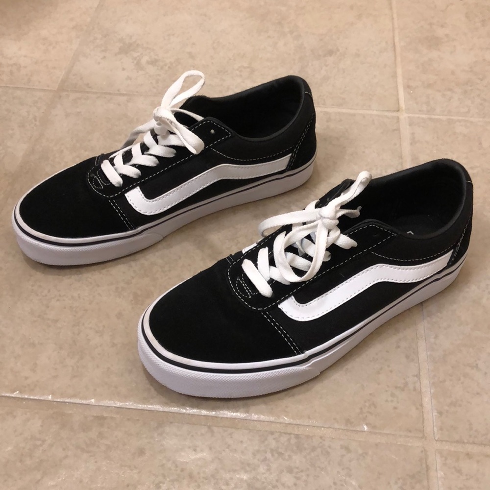 Vans Ward Low Top Suede Sneakers 🖤
